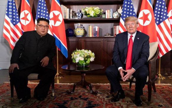 싱가포르에서 만난 북미 정상 - 2018년 6월 12일 싱가포르에서 열린 1차 북미정상회담 당시 북한 김정은 국무위원장(왼쪽)과 미국 도널드 트럼프 대통령.서울신문DB
