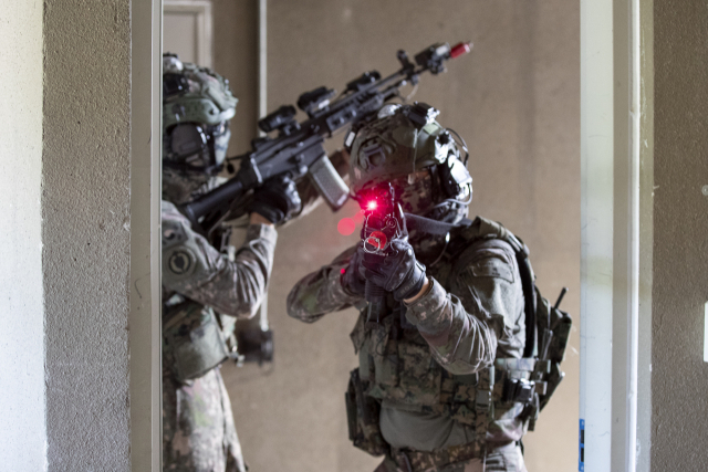 육군의 아미타이거 4.0 전투실험 현장에서 워리어플랫폼을 착용한 전투원들이 건물 내 적을 소탕하기 위한 작전을 하고 있다. /사진제공=육군