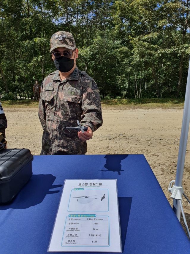 육군 관계자가 손바닥 정도의 크기로 제작된 정찰용 초소형 드론을 소개하고 있다. /인제=민병권 기자