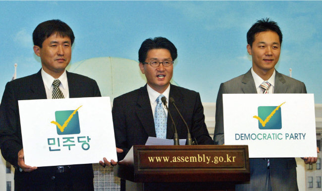 2005년 8월 10일 서울 여의도 국회에서 유종필 당시 민주당 대변인(가운데)이 새로 바뀐 민주당 로고에 대해 설명하고 있다. [동아DB]