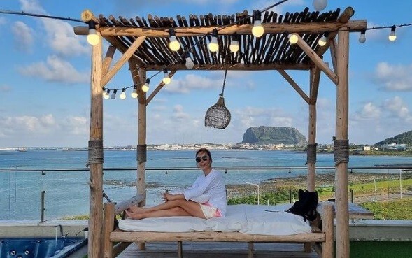 Actor Hong Eun Hee delivered his daily life full of spare time.Hong Eun Hee posted a picture on his Instagram on the 22nd with a hashtag called #healthing.This photo shows Hong Eun Hee, who is enjoying the leisure time in search of Jeju Sea.The comfortable beachwear, Hong Eun Hee, showed off her legs and slender body, concentrating on netizens.A small face and a bright smile that doubled the proportion of luxury goods were also outstanding.On the other hand, Hong Eun Hee has a rest after KBS 2TV OK Photon End.