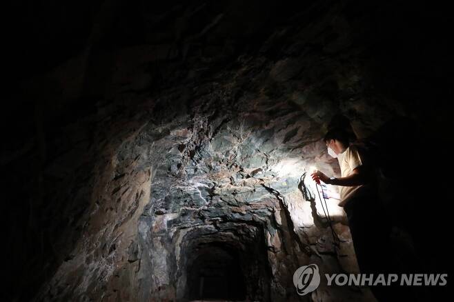 광안동 지하 벙커로 들어가기 전 동굴의 모습. [손형주 기자]