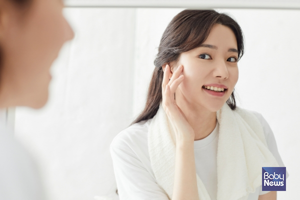 보통 얼굴이 붓는다는 것은 혈액 순환이 원활하지 않다는 것을 의미합니다. 특히 아침에 얼굴이 붓는다면 밤에 어떻게 자는지 자세를 점검해봐야 합니다. ⓒ베이비뉴스