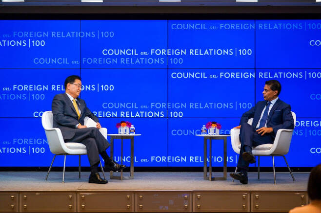 정의용(왼쪽) 외교부 장관이 22일(현지시간) 미국외교협회(CFR) 초청 대담회에서 파리드 자카리아 CNN 앵커와 대담을 하고 있다. (사진=외교부 제공)