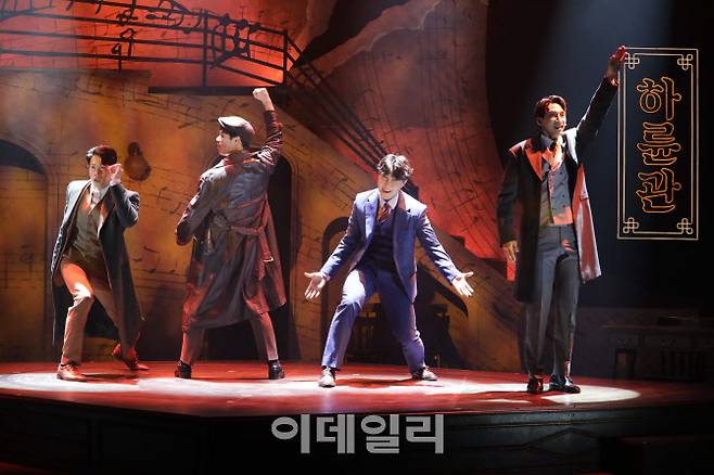 뮤지컬 ‘미인’ 출연 배우들이 23일 서울 종로구 예스24스테이지에서 주요 장면을 시연하고 있다(사진=뉴시스)