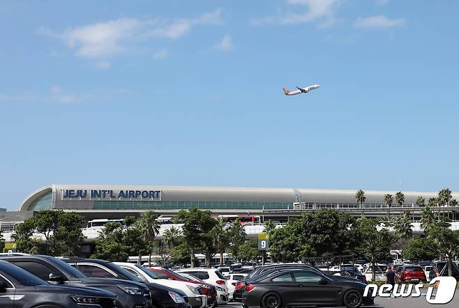 추석 연휴 첫날 18일 오후 제주국제공항 주차장이 만차가 된 가운데 비행기가 이륙하고 있다.2021.9.18/뉴스1 © News1 홍수영 기자