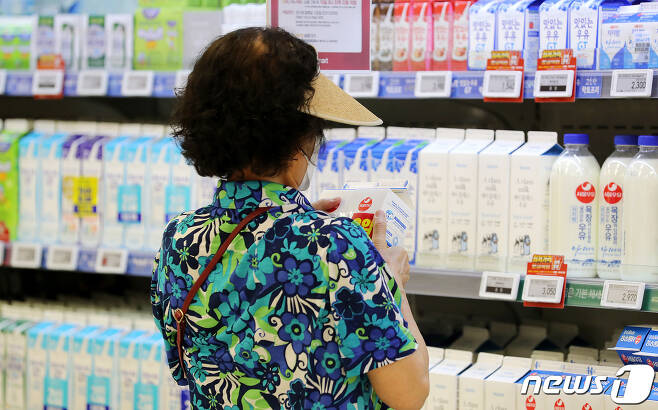 우유의 원재료인 원유(原乳) 가격 협상이 끝내 결렬되면서 당장 이달부터 원윳값이 리터당 21원씩 오르게 됐다. 우유를 시작으로 각종 우유 관련 제품 가격이 연달아 오르는 이른바 '밀크플레이션(우유제품발 물가 인상)'이 현실화할 분위기다. 18일 서울의 한 대형마트에서 한 고객이 우유를 살펴보고 있다. 2021.8.18/뉴스1 © News1 박지혜 기자