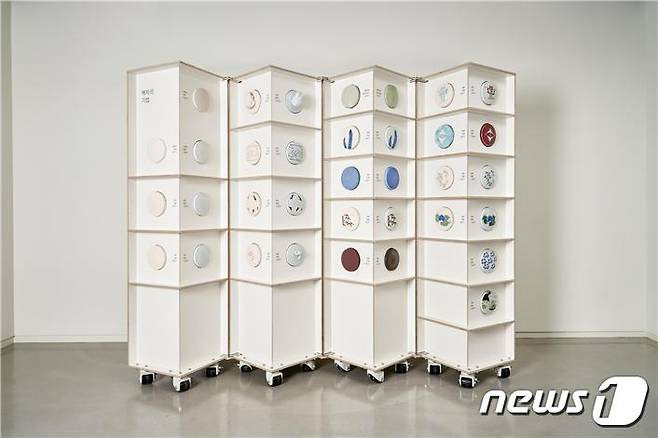 서울공예박물관의 백자공예상자 기법상자를 병풍처럼 펼친 모습(서울시 제공).© 뉴스1