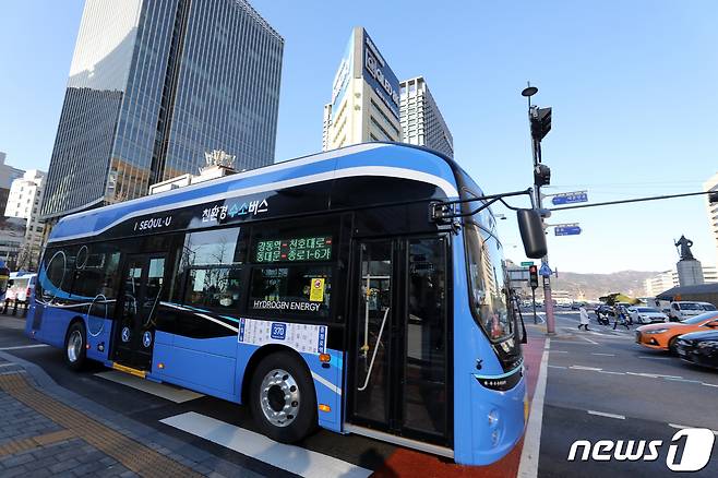 수소버스(370번 버스)가 서울 종로구 도심일대에서 운행하는 모습(자료사진) 2020.12.15/뉴스1 © News1 이승배 기자