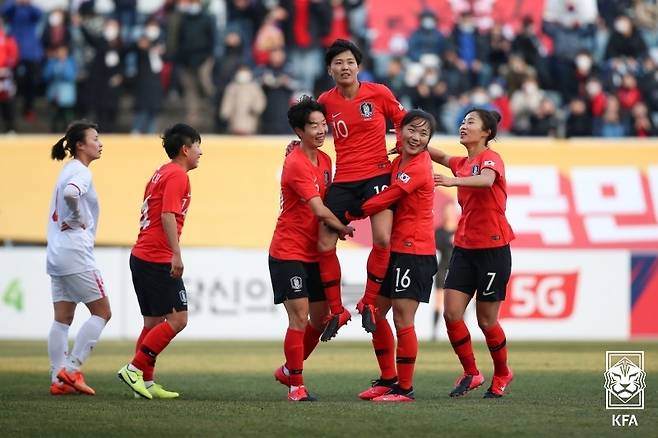 한국 여자축구의 전설인 지소연(가운데)(대한축구협회 제공)© 뉴스1