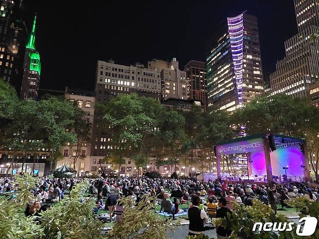 미국 뉴욕의 브라이언트 공원에서 콘서트가 열리고 있다.© 뉴스1