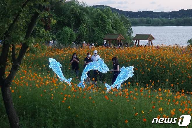 고양시 행주산성 아래 역사공원에서 나들이를 즐기는 시민들. (고양시청 제공)© 뉴스1