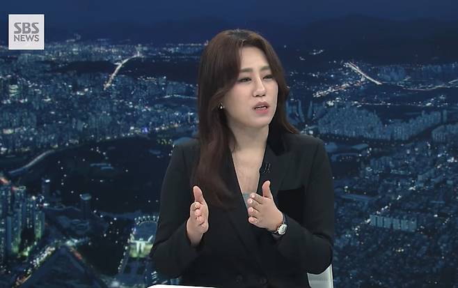 '고발 사주' 의혹을 제보한 조성은씨가 SBS 8시 뉴스에 출연해 인터뷰하는 모습. (SBS 유튜브 갈무리)  © 뉴스1