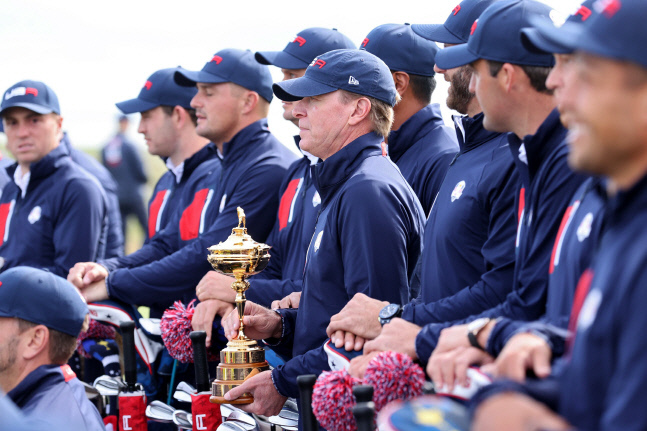 라이더컵의 미국팀 단장인 스티브 스트리커(가운데)가 라이더컵을 들고 포토타임을 소화하고 있다. 사진 | AFP 연합뉴스