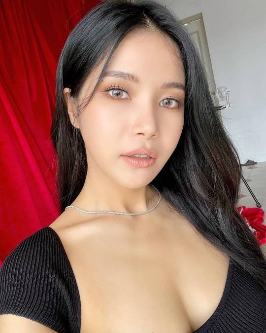 Group MAMAMOO Sola flaunts alluring beauty with Black DressSola posted a photo of herself in a Black Dress without comment on her Instagram account on Sunday.Sola in the photo showed a charm in front of a red cloth wearing high heels on a black dress with her body exposed.Nude tone makeup and color lenses captivated the attention of those who produce exotic and glamorous visuals.Meanwhile, Sola will appear as a judge on JTBC s War of the Winds - Hip Singers which will be broadcasted on the 28th.