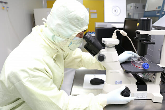 차바이오텍 연구원이 GMP 내 제조실에서 세포치료제를 제조·배양하고 있다. (사진=차바이오그룹)