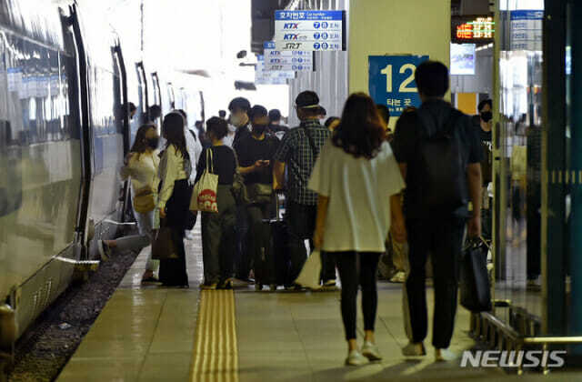추석 연휴 마지막 날인 22일 오후 대구 동구 신암동 동대구역 플랫폼에서 귀경객들이 열차에 탑승하고 있다.(사진=뉴시스)