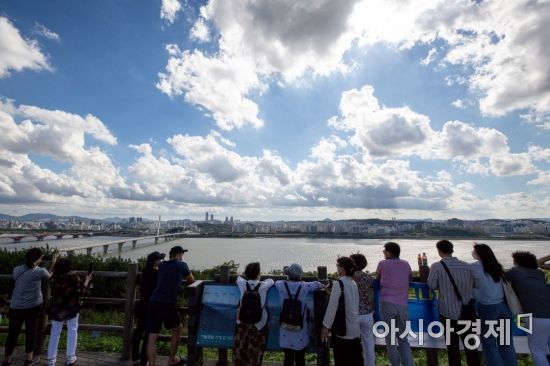 추석 연휴 마지막날인 22일 서울 마포구 하늘공원을 찾은 시민들이 하늘에 펼쳐진 구름을 보며 가을의 정취를 만끽하고 있다./강진형 기자aymsdream@