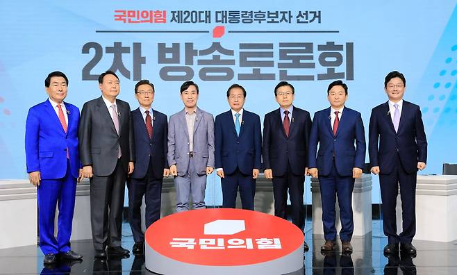 국민의힘 대선 예비후보들이 23일 오후 서울 강서구 ASSA빌딩 스튜디오에서 열린 제20대 대통령 후보자 선거 2차 방송토론회에 앞서 기념촬영을 하고 있다. 왼쪽부터 안상수, 윤석열, 최재형, 하태경, 홍준표, 황교안, 원희룡, 유승민 후보./국회사진기자단