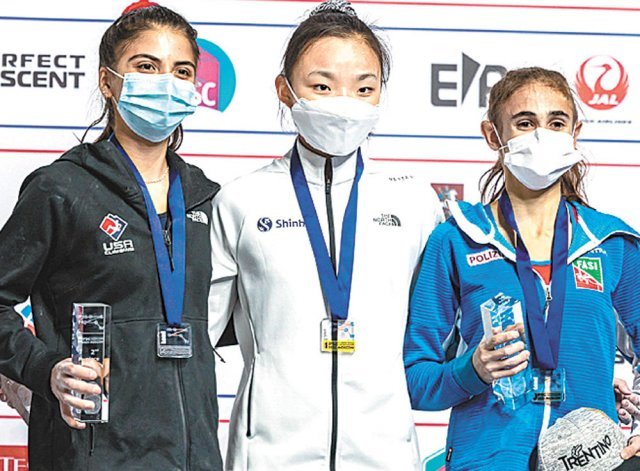 세계선수권대회 리드 여자부 결선에서 금메달을 차지한 서채현(가운데)과 2위 나탈리아 그로스먼(미국·왼쪽), 3위 라우라 로고라(이탈리아). 대한산악연맹 제공