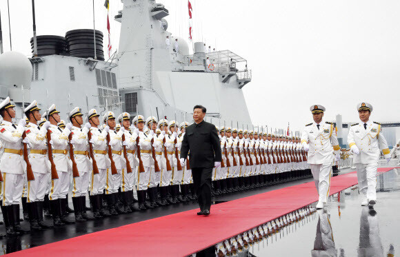 시진핑 중국 국가주석이 지난 2019년 4월23일 열린 중국 해군 창군 70돌 기념 국제관함식에서 해군 의장대를 사열하고 있다. 칭다오/로이터 연합뉴스