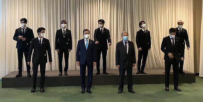 President Moon Jae-in poses for a photo with members of BTS and UN Secretary-General Antonio Guterres (bottom, second from right) ahead of the SDG Moment opening ceremony on Monday. (provided by the Blue House)