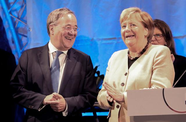 앙겔라 메르켈(앞줄 오른쪽) 독일 총리가 21일 자신의 정치적 고향인 슈트랄준트에서 여당 기독민주·기독사회 연합의 아르민 라셰트(왼쪽) 총리 후보에 대한 지지 발언을 하고 있다. 슈트랄준트=AP 연합뉴스