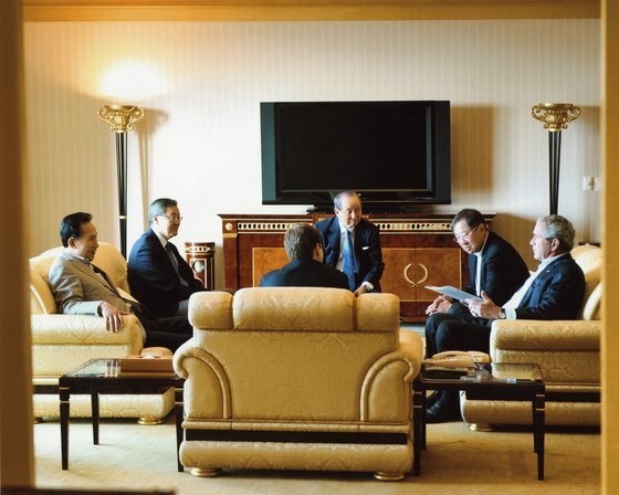 2009년 8월 조지 W 부시 전 미국 대통령이 방한했을 때 김장환 목사가 숙소에서 예배를 인도했다. 이명박 당시 대통령도 보인다.