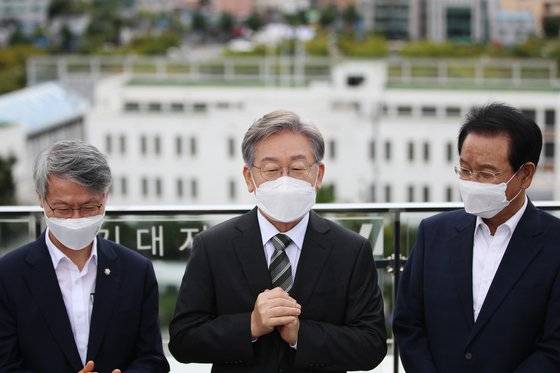 이재명 경기지사(가운데)가 17일 오전 광주 동구 전일빌딩245에서 광주·전남·전북 특별메시지 발표 기자회견을 마치고 취재진의 질의에 답하고 있다. 연합뉴스