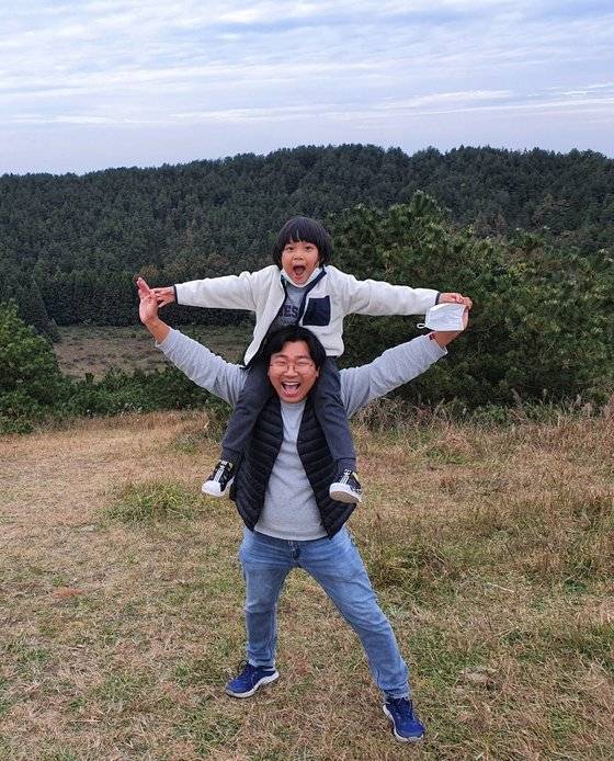 39살에 순자산 21억원을 모아 조기 은퇴한 김도협(41)씨. 지난해부터 제주도를 '여행' 하듯 살고 있다. 사진은 아들 김세헌(8)군과 제주 구좌읍 아부오름에 오른 모습이다. 사진은 김도협씨 제공