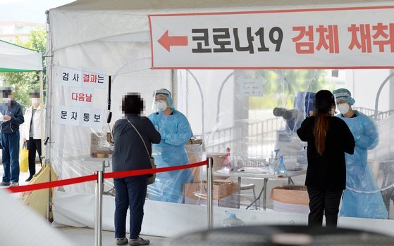 추석연휴가 끝난 23일 선별진료소에서 의료진들이 방문한 시민들을 분주히 검사하고 있다. 김성태 기자