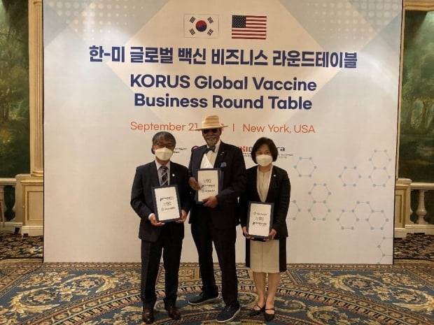 최영호 엑세스바이오 대표(왼쪽) 사파라즈 니아지 아이비파마 기술개발 최고책임자(가운데), 김혜연 팜젠사이언스 대표(오른쪽). 사진 제공=팜젠사이언스