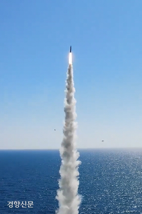 우리나라가 독자 개발한 잠수함발사탄도미사일(SLBM)의 발사 장면을 국방부가 17일 공개했다.                                  국방부
