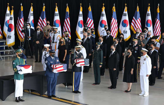 President Moon Jae-in, third from the right in the front row, First Lady Kim Jung-sook and John Aquilino, chief of the U.S. Indo-Pacific Command, take part in a joint repatriation ceremony returning the remains of 68 South Korean soldiers killed in the 1950-53 Korean War from the United States at Hickam Air Force Base in Hawaii Wednesday. Korea returned the remains of six U.S. soldiers. [YONHAP]