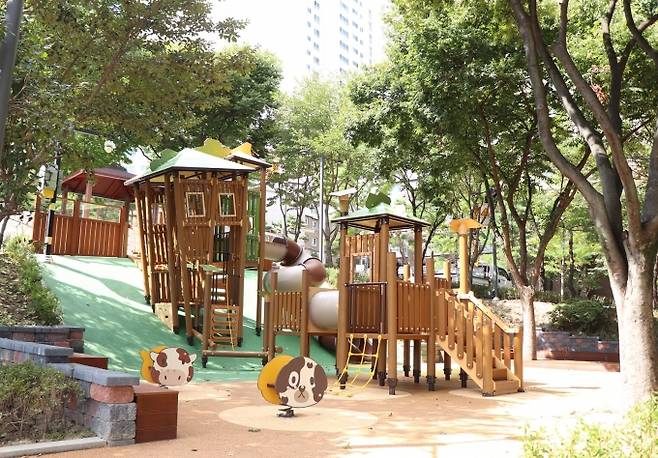 수성구가 공원 총 3곳을 어린이들의 놀이공간으로 리모델링 했다. 사진은 현대어린이공원 놀이공간의 모습. (수성구 제공) 2021.09.23