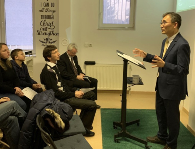 크로아티아에서 사역 중인 박찬신(오른쪽) PGM 선교사가 지난해 3월 인터내셔널 IBF 다민족교회 설립 예배를 인도하고 있다.