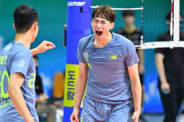 2020-2021 시즌 V-리그 남자부 신인선수상 수상자 김선호(오른쪽)의 모습. 한국배구연맹 제공