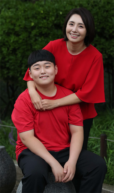 최근 경제교육서를 펴낸 10대 경제 유튜버 `쭈니맨`과 그의 어머니가 서울 남산한옥마을에서 포즈를 취하고 있다. [한주형 기자]