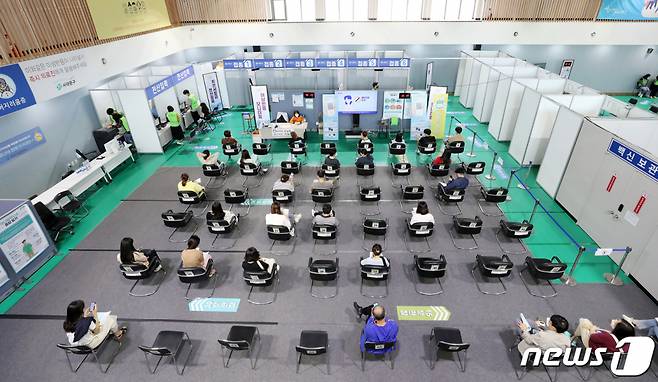 (서울=뉴스1) 김진환 기자 = 추석 연휴로 주춤했던 코로나19 백신 접종 속도가 다시 빨라진다. 정부는 1차 백신 접종률 목표치를 80%로 높여 잡고 다음 달 말까지 국민의 70%인 3천6백만 명에 대한 접종을 완료한다는 계획이다. 백신 접종 권고대상이 아니었던 12~17세 소아·청소년과 임신부에 대한 접종계획은 이르면 다음 주쯤 발표할 예정이다. 사진은 23일 오전 서울 서대문구 북아현문화체육센터에 마련된 신종 코로나바이러스 감염증(코로나19) 백신 예방 접종센터에서 접종 후 이상반응 모니터링실에서 대기하고 있는 시민들의 모습. 2021.9.23/뉴스1