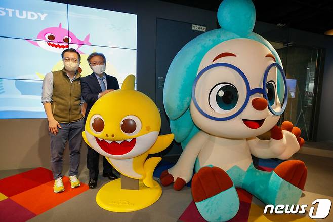 (서울=뉴스1) 안은나 기자 = 권칠승 중소벤처기업부 장관이 18일 오후 서울 서초구 스마트스터디를 찾아 이승규 부사장의 설명을 들으며 핑크퐁 아기상어 캐릭터 제품을 둘러본 뒤 기념촬영을 하고 있다. 2021.5.18/뉴스1