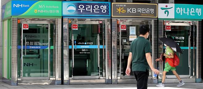 지난해 서울에서 사라진 ATM(현금자동입출금기)이 약 900여개에 달하는 것으로 집계됐다. 사진은 지난달 5일 서울 종로구 한 시중은행 현금자동입출금기/사진=뉴시스