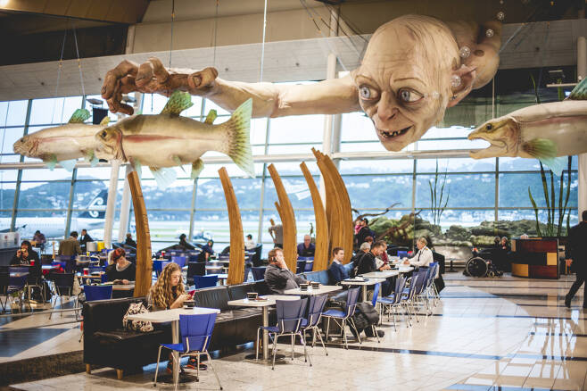 뉴질랜드의 관문 중 하나인 웰링턴 공항, 대형 호빗 조형물