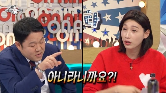 Radio Star Gim Gu-ra was involved in a controversy over his broadcasting attitude as he played a half-word and a smack to Japan womens national volleyball team players including Kim Yeon-koung.MBC entertainment Radio Star broadcasted on September 22 featured Kim Yeon-koung, Kim Soo-ji, Yang Hyo-jin, Park Jung-a, Pyo Seung-ju and Jung Yoon, the main characters of the 2020 Tokyo Olympics Japan womens national volleyball team semi-finals.The expectation for Radio Star was bigger than ever on the news that Japan womens national volleyball team players who gave a hot impression to the tired people with COVID-19 appeared as many as six.But the audience reaction was cold: Gim Gu-ra mixed the anti-words and honorifics with the players throughout the broadcast, and he was also uncomfortable with the fact that he was already pointed out several times.Immediately after the broadcast, the Radio Star viewer bulletin board was crowded with Protests such as Gim Gu-ra is uncomfortable with broadcasting attitude, Use honorific words to the guest, When should I endure this attitude and I do not want to be a bit of a stick.Online communities, SNS, etc., are also responding to the attitude of Gim Gu-ra.This is not the first time Gim Gu-ras broadcast attitude has been criticised.The comedian Nam Hee-seok publicly shot Gim Gu-ras broadcast attitude on Facebook last July, saying that there are some juniors who were hurt by it.At the time, the production team of Radio Star said, Gim Gu-ra is not a rude MC.In some cases, the guests who appeared in Radio Star pointed out his attitude.Singer Lee Seung-hwan showed an uncomfortable feeling when Gim Gu-ra said, I often see Lee Seung-hwan brother.The comedian Lee Jin-ho responded with the same smacking to Gim Gu-ra, who was smacking at him.Among those who called for the improvement of Gim Gu-ras attitude is his son Gri (Kim Dong-hyun).Grimm also asked Gim Gu-ra to reduce the quality of the broadcast on YouTube channel Grigura earlier last year.