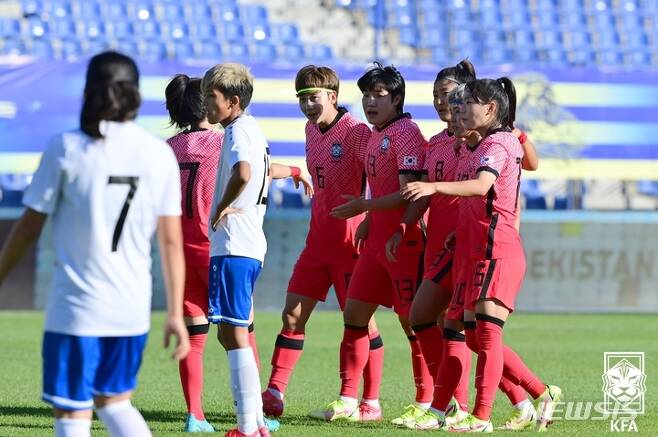 [서울=뉴시스] 여자축구대표팀이 우즈베키스탄의 자책골로 앞서갔다. (사진=대한축구협회 제공)