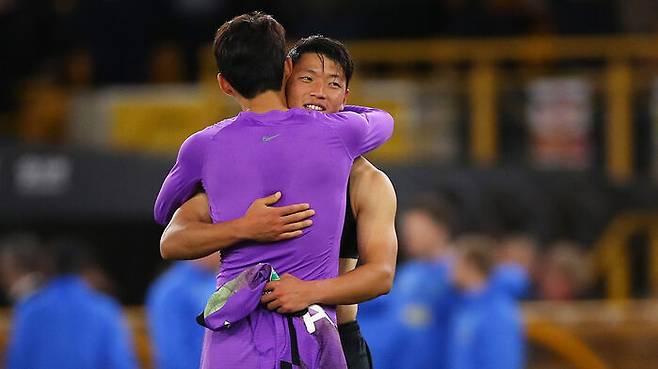 경기 후 손흥민과 황희찬이 서로 유니폼 교환 후 포옹하고 있다.