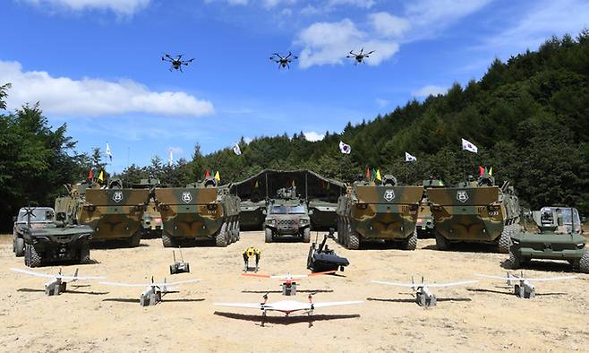지난 16일 강원도 인제군 육군과학화전투훈련단(KCTC)에서 Army TIGER 4.0 전투실험이 진행된 가운데 군 관계자들이 무기를 선보이고 있다. 육군 제공