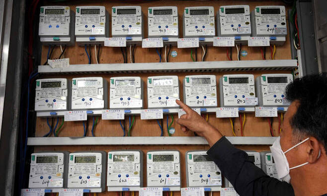 23일 서울 중구 한 상가건물에 설치된 전력계량기가 돌아가고 있다. 한국전력공사는 10월1일부터 적용되는 전기요금을 8년 만에 전격 인상한다고 이날 밝혔다. 남제현 선임기자