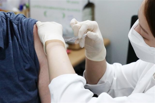 코로나19 백신 예방접종센터에서 한 시민이 화이자 백신을 접종 받고 있다. 2021.8.23 뉴스1