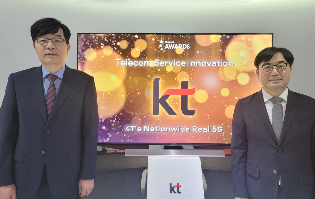 서영수(왼쪽) KT 네트워크연구기술본부장 상무와 김경엽 KT 액세스망기술1팀장이 5G 월드어워드 2021 ‘통신서비스 혁신상’을 받고 기념촬영하고 있다. /사진제공=KT