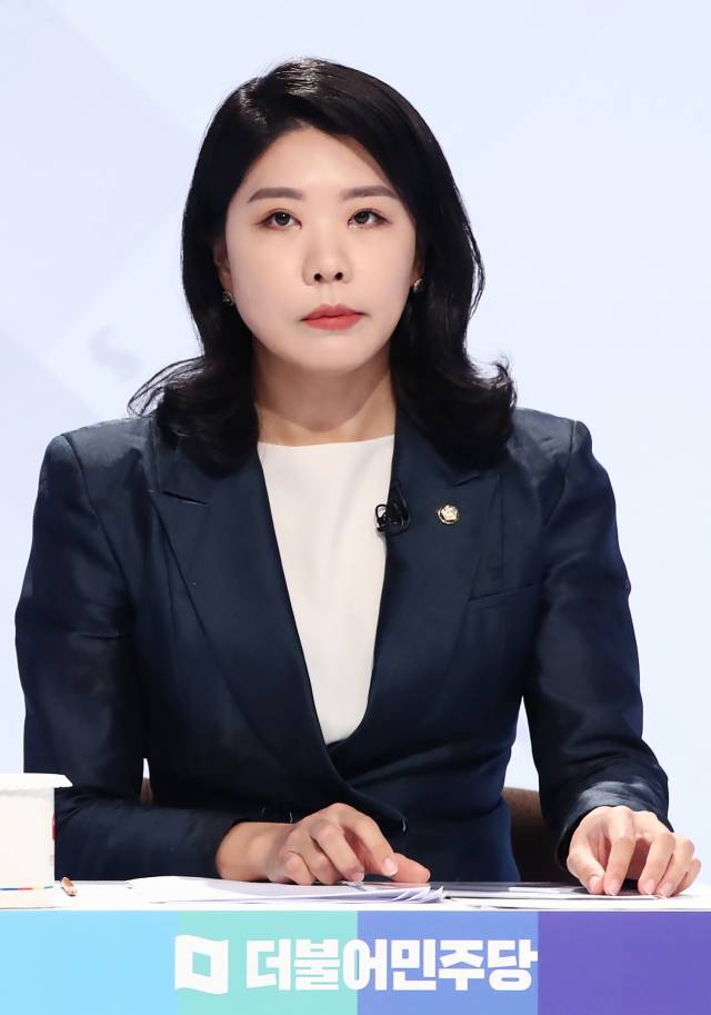 신현영 더불어민주당 의원이 지난 15일 서울 마포구 MBC에서 열린 중앙선거방송토론위원회 정책토론회에서 토론을 준비하고 있다. / 연합뉴스